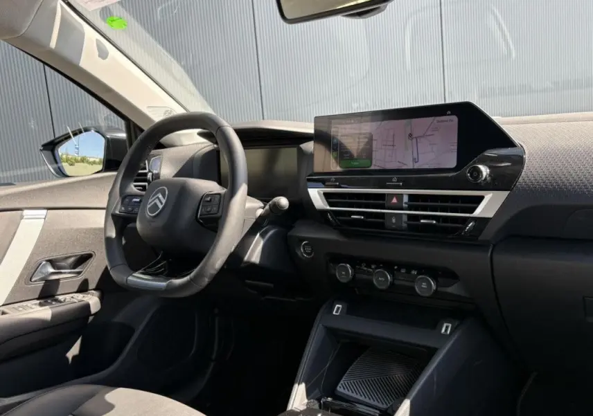 Affichage numérique du tableau de bord de la Citroën C4 hybride, montrant la vitesse à 0 km/h et le mode parking.