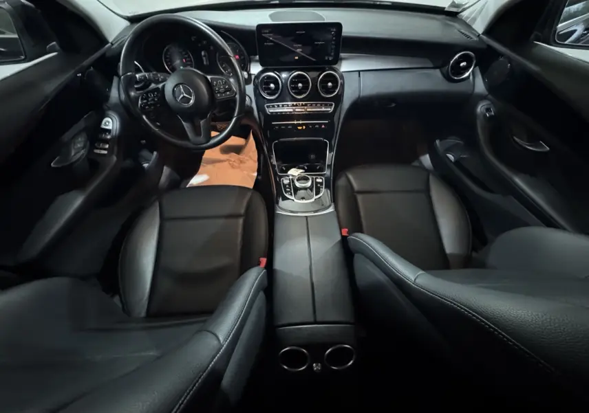 Vue intérieure avant du Mercedes Classe C Break C 200 d Business Line noir, avec tableau de bord et volant cuir multifonctions.