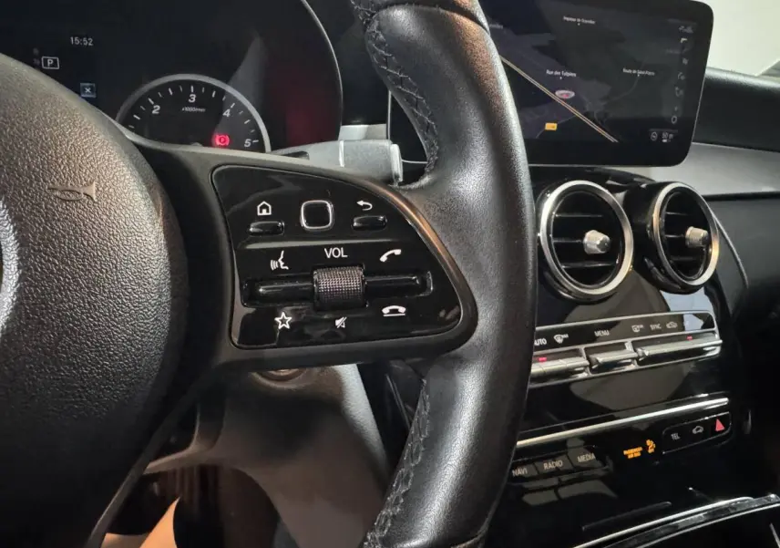 Gros plan sur le volant cuir et la console centrale noire du Mercedes Classe C Break C 200 d Business Line 2019.