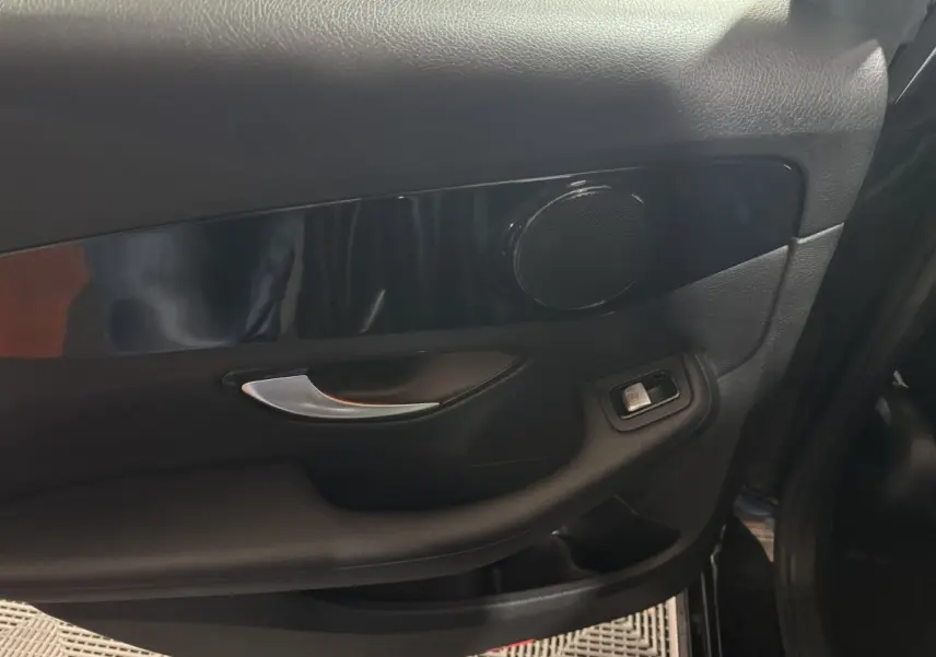 Détail de la porte intérieure côté arrière droit noire du Mercedes Classe C Break C 200 d Business Line 2019.