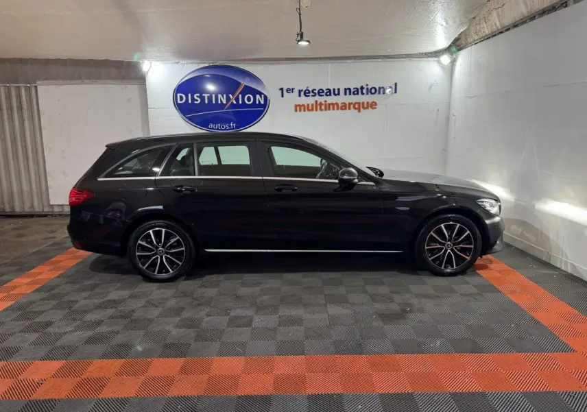 Profil côté gauche d'un break Mercedes Classe C C 200 d Business Line noir, roues alliage et toit chromé visible.