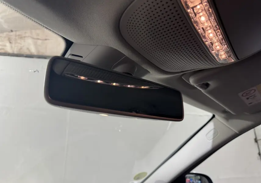 Rétroviseur intérieur et plafonnier avec éclairage LED dans le toit d'un Mercedes Classe C Break noir, vue côté conducteur.