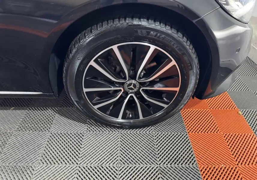 Gros plan sur la roue avant droite noire avec jante alliage bicolore du Mercedes Classe C Break C 200 d Business Line 2019.