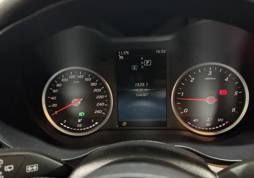 Tableau de bord numérique du Mercedes Classe C Break C 200 d 2019 avec compte-tours et vitesse affichés.