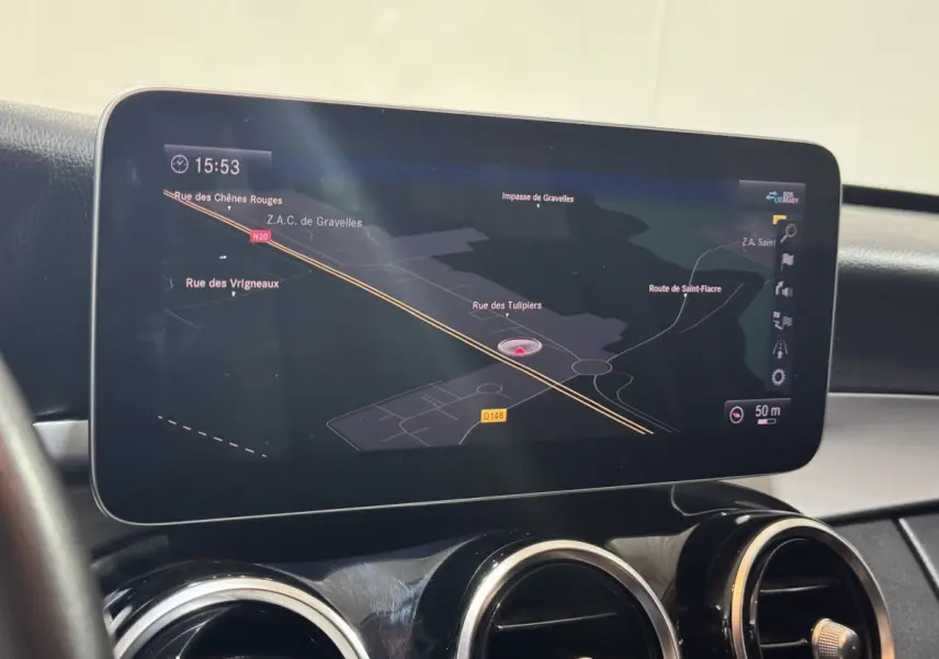 Écran tactile central du système de navigation 3D dans une Mercedes Classe C Break C 200 d Business Line, intérieur noir.