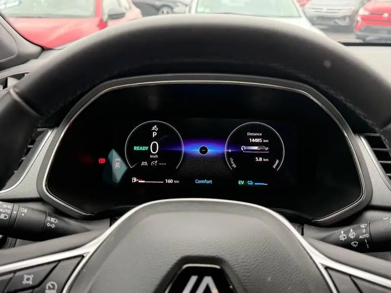 Vue intérieure du tableau de bord numérique du Renault Captur 2025, affichage mode confort et informations hybrides.