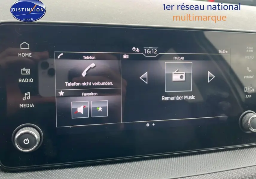 Écran tactile multimédia de la Skoda Fabia blanche 2025, affichant les options radio et téléphone.