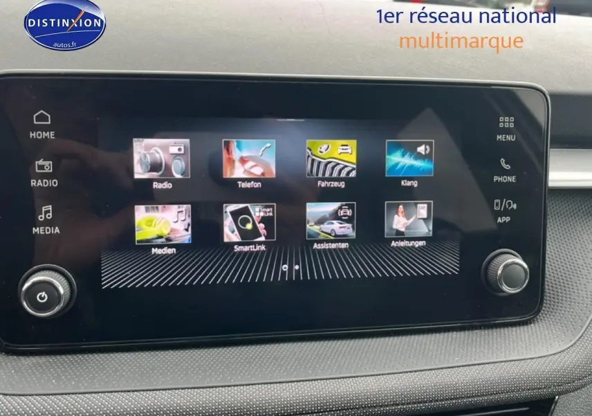 Écran tactile central de la Skoda Fabia 2025 affichant le menu multimédia avec options radio et SmartLink.