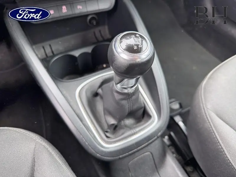 Gros plan sur le levier de vitesses manuel noir de l'Audi A1 Sportback 1.4 TDI 2017, entouré de la console centrale.