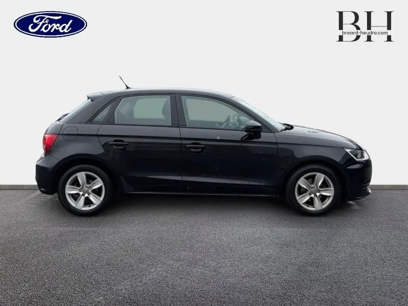 Vue de profil côté gauche d'une Audi A1 Sportback noire brillante avec jantes alu cinq branches.