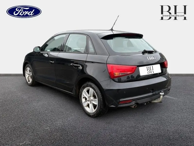 Audi A1 Sportback noir brillant vue 3/4 arrière droit avec attelage et jantes alu.