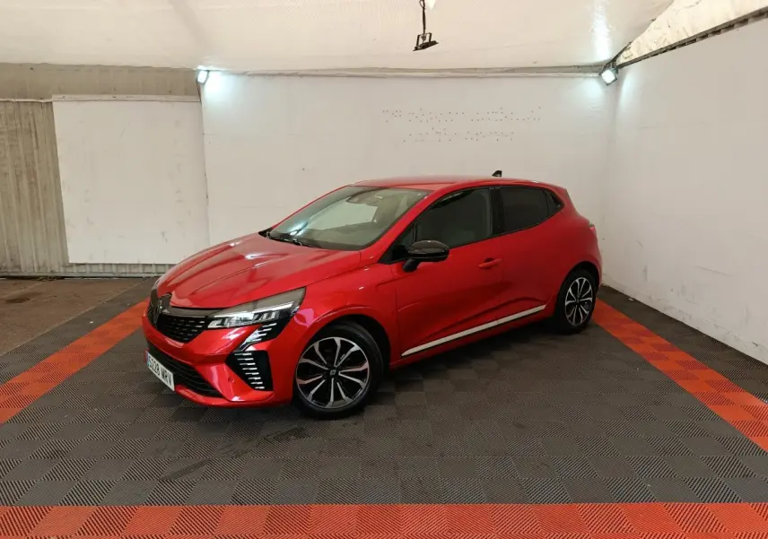 Renault Clio Techno TCe 90 rouge vue 3/4 avant droit, avec jantes alliage et feux LED distinctifs.