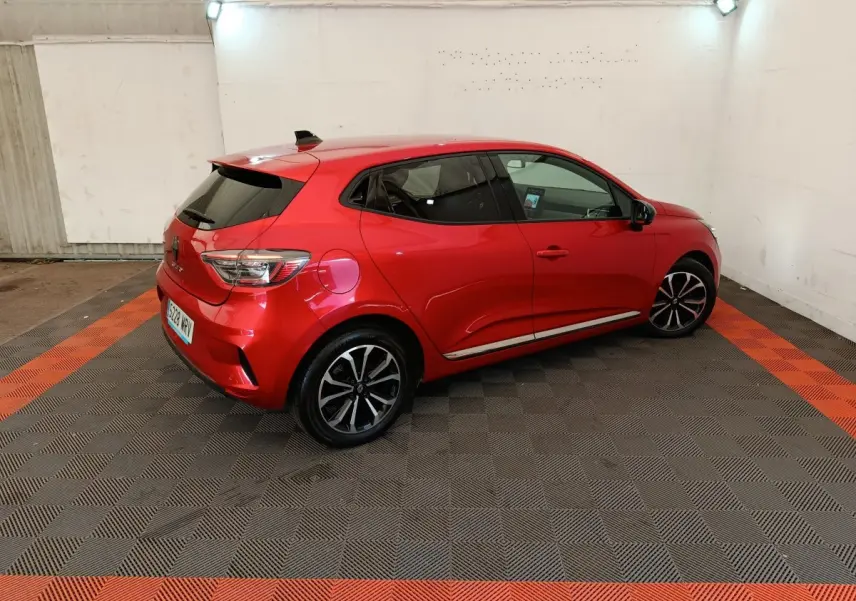 Renault Clio Techno TCe 90 rouge vue 3/4 arrière droit, avec jantes alliage et vitres teintées.