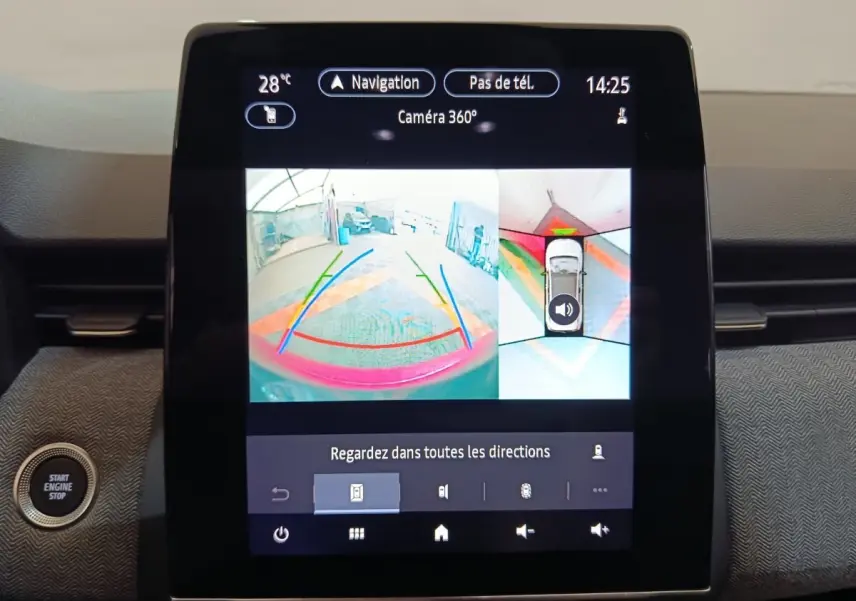 Écran tactile central de la Renault Clio Techno 2024 affichant la caméra 360° en mode stationnement.