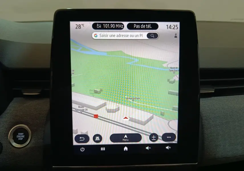 Écran tactile central 7 pouces affichant la navigation dans l’habitacle d’une Renault Clio rouge 2024.