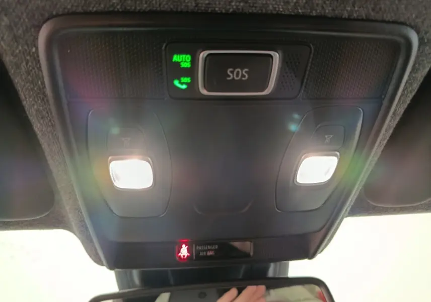 Vue intérieure du plafonnier noir avec éclairages et bouton SOS lumineux de la Renault Clio Techno TCe 90 2024.