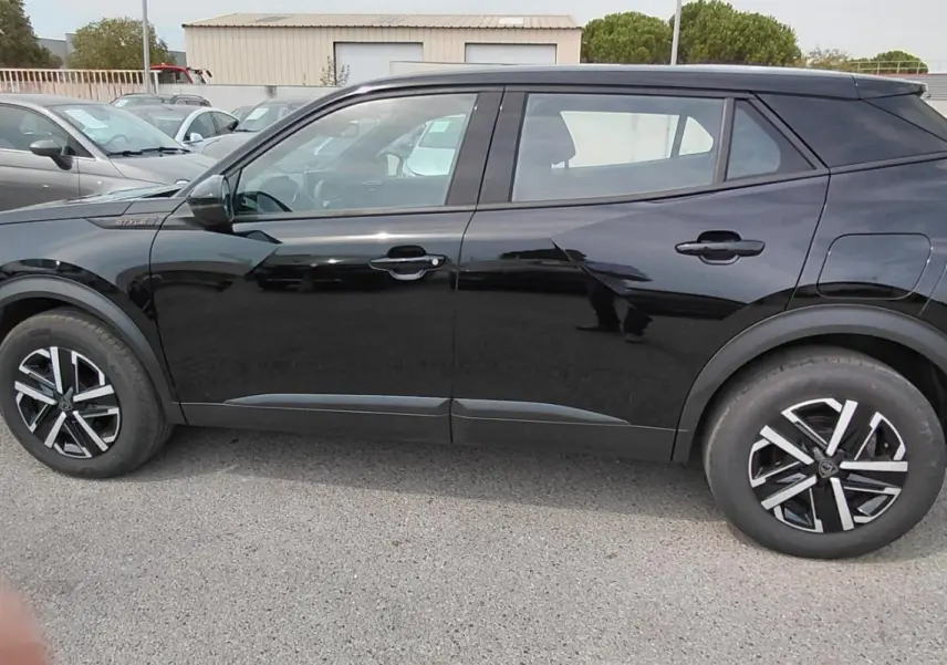 Peugeot 2008 Hybrid 145 e-DCS6 Style noir vu de profil côté gauche, avec jantes alliage distinctives.
