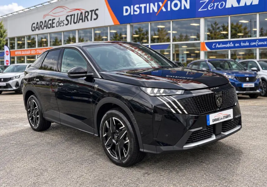 Peugeot 3008 noir perla en 3/4 avant droit, jantes alliage 19'' diamantées et phares LED distinctifs.