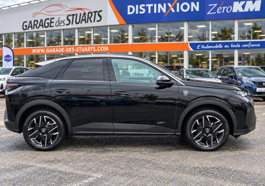 Profil côté gauche du Peugeot 3008 noir Perla 2026 avec jantes alliage 19'' diamantées et toit panoramique visible.
