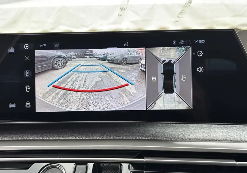 Écran de caméra de recul du Peugeot 3008 noir Perla, affichant vue arrière et top-down du stationnement.