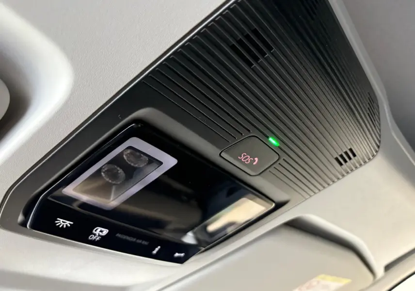 Plafonnier intérieur avec bouton SOS et éclairage, Volkswagen Caddy gris argent 2025, vue en léger contre-plongée.