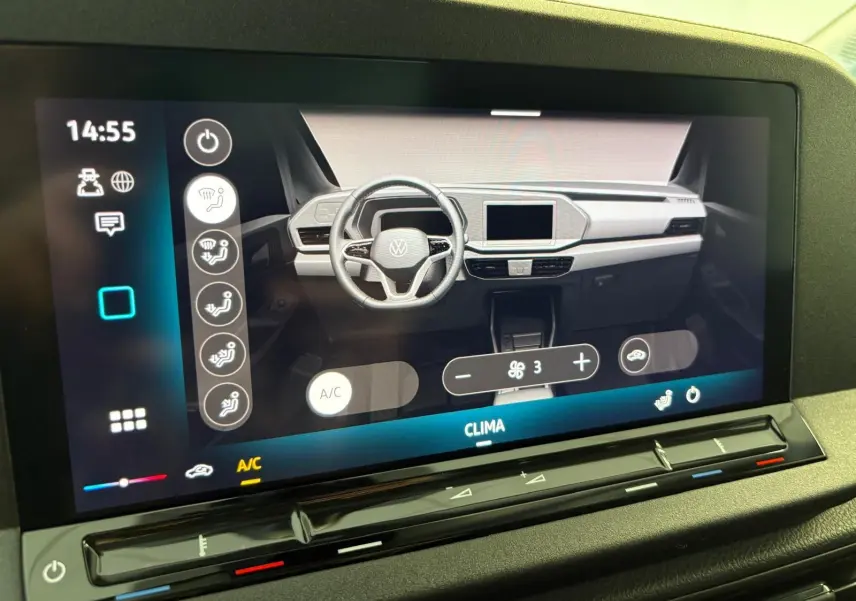 Écran tactile affichant le tableau de bord numérique du Volkswagen Caddy 2025 avec commandes climatisation et volant visible.