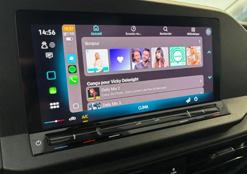 Écran tactile central du tableau de bord du Volkswagen Caddy gris argent 2025, affichant l'interface multimédia et climatisation.