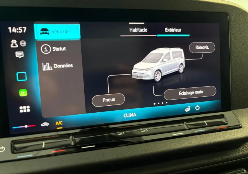 Écran tactile intérieur montrant une vue 3/4 avant gris argent du Volkswagen Caddy 2025 avec options pneus et rétroviseurs.