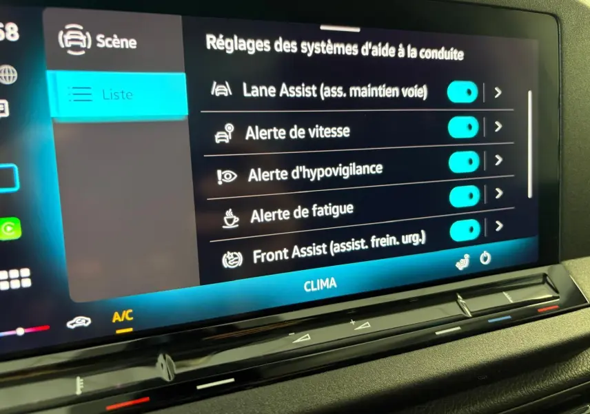 Écran tactile intérieur du Volkswagen Caddy 2025 affichant les réglages des aides à la conduite avec options activées.
