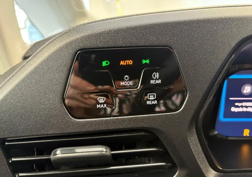 Panneau de commandes d'éclairage et désembuage intérieur du Volkswagen Caddy gris argent 2025, vue de près côté tableau de bord.