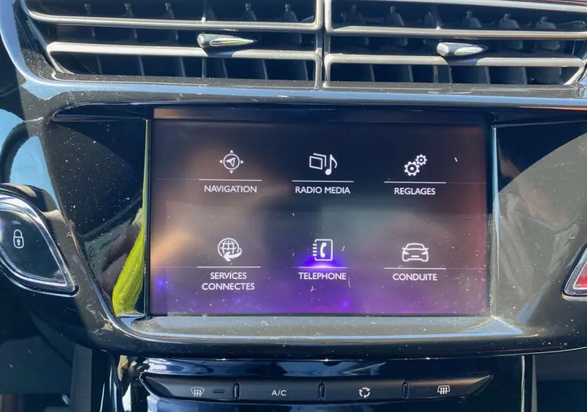 Écran tactile central du tableau de bord de la DS3 2018, avec commandes de navigation et multimédia visibles.