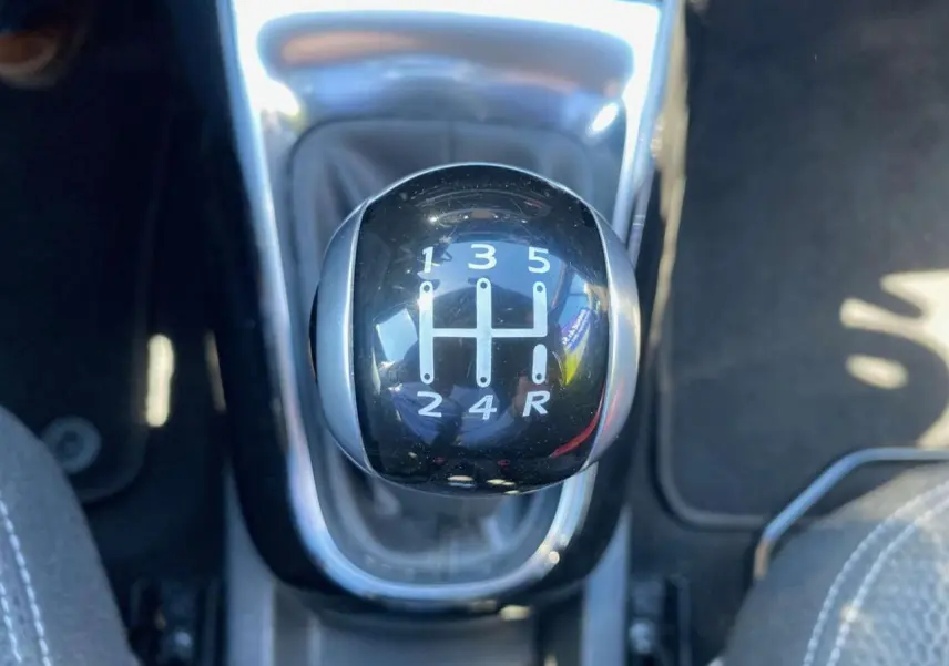 Le levier de vitesses manuel noir de la DS3 2018, vue rapprochée de la console centrale intérieure.