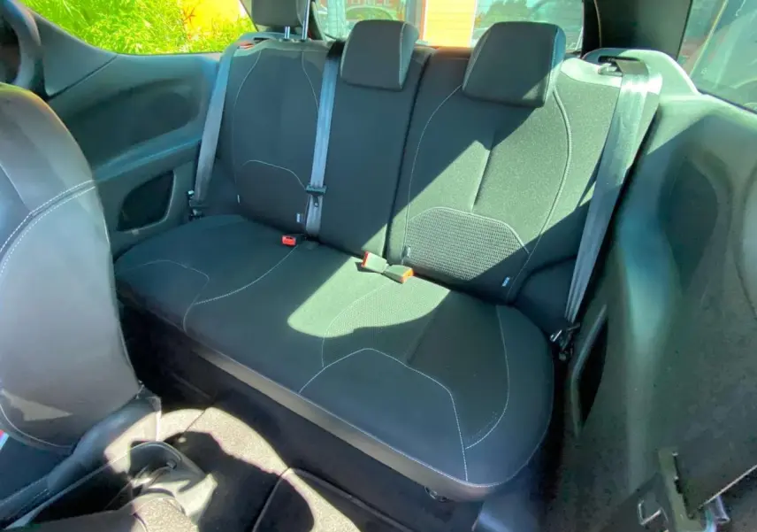 Vue intérieure arrière de la banquette noire avec surpiqûres blanches d'une DS3 2018 essence.