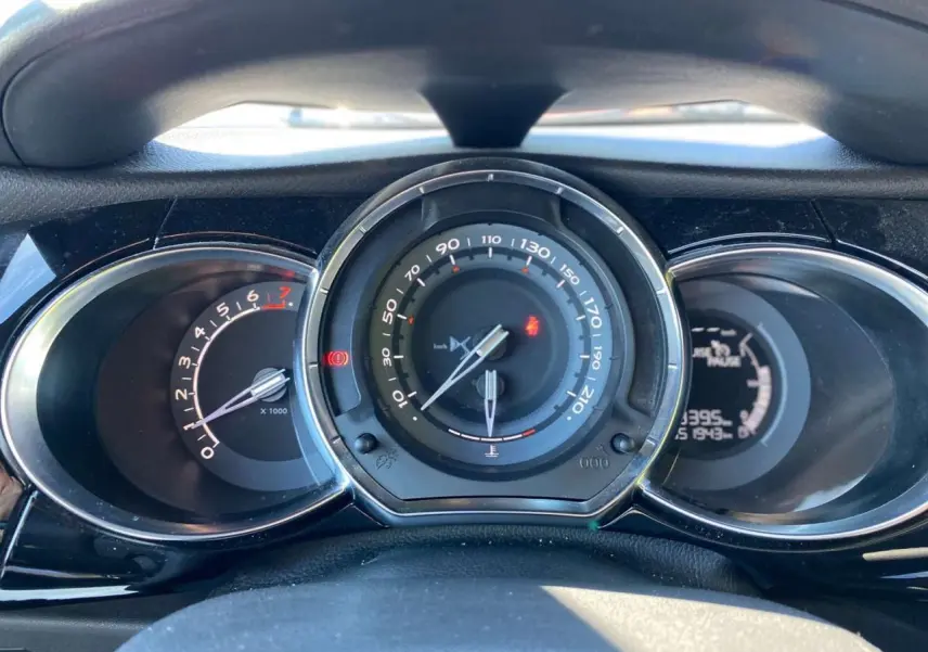 Tableau de bord de DS3 2018 avec compte-tours, compteur de vitesse et affichage digital central en vue frontale.