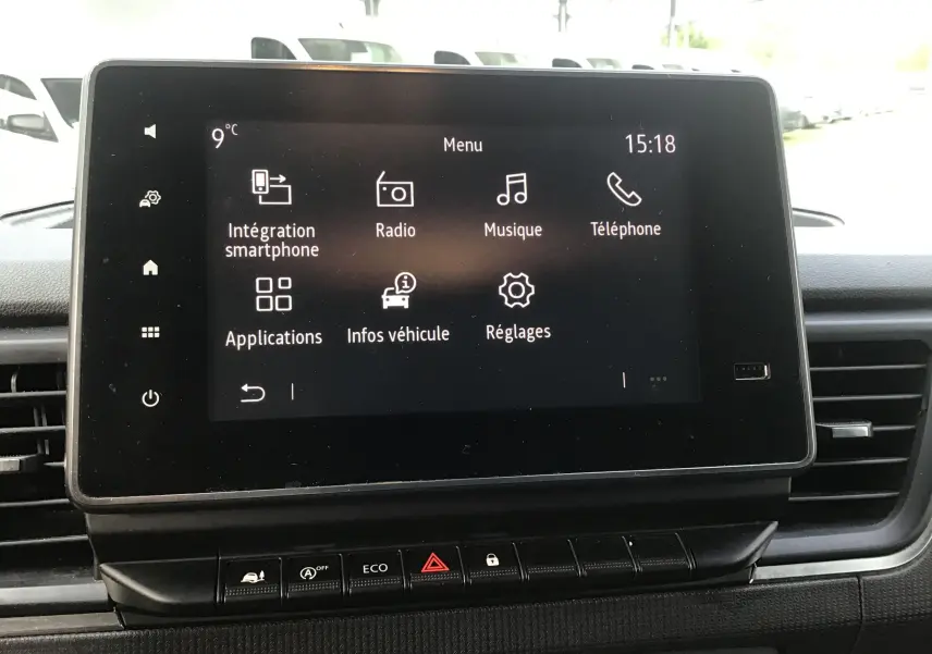 Écran tactile Easy Link 8 pouces du Renault Trafic Fourgon blanc, affichant le menu multimédia intérieur.
