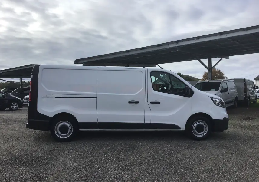 Vue de profil côté gauche d'un Renault Trafic Fourgon blanc 2022 avec portes latérales et jantes acier noires.