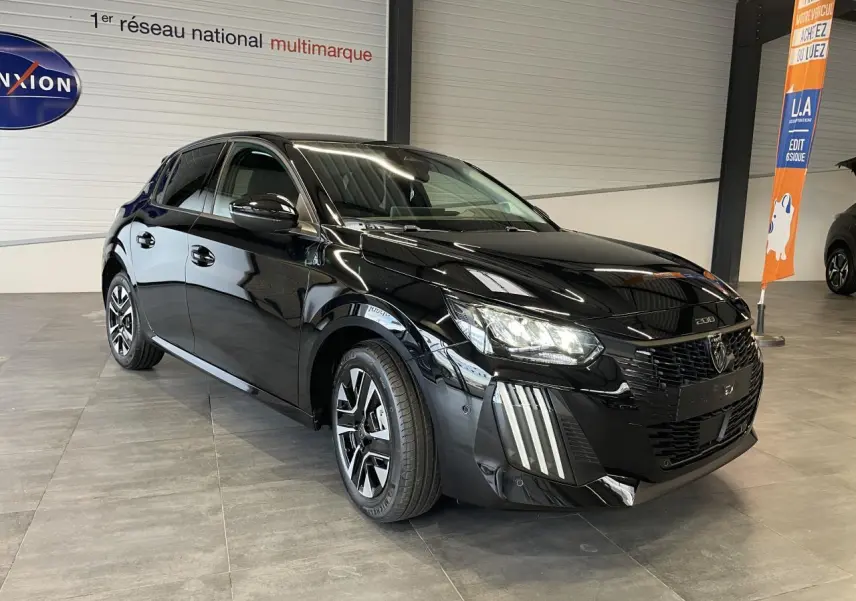 Peugeot 208 noire vue 3/4 avant droit en intérieur, avec jantes alliage bi-tons et feux LED distinctifs.