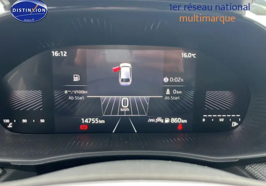 Tableau de bord numérique de Skoda Fabia blanc 2025 affichant vitesse, température et alertes.