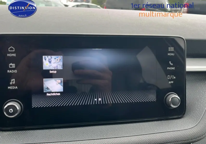 Écran tactile central du tableau de bord de la Skoda Fabia 2025, avec commandes multimédia visibles.