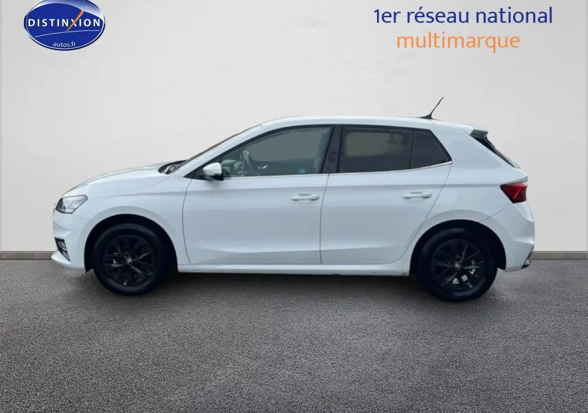 Vue de profil côté gauche d'une Skoda Fabia blanche avec jantes noires sur fond neutre.
