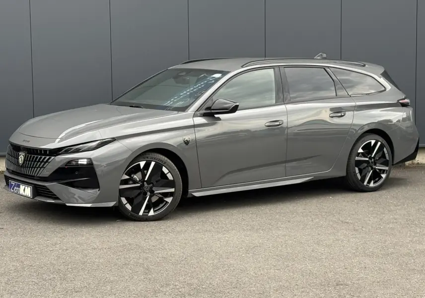 Peugeot 308 SW gris Sélénium vue de profil côté gauche, avec jantes alliage bi-tons et toit ouvrant.