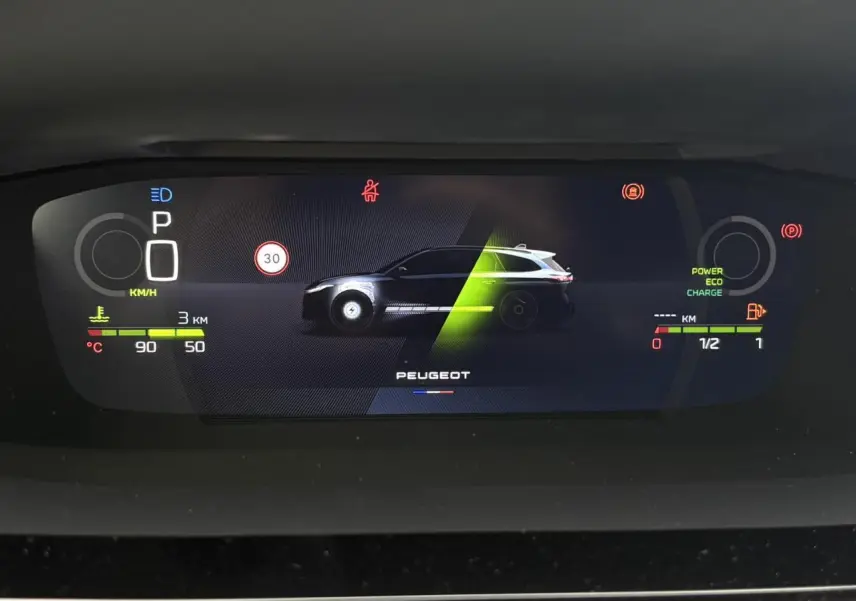 Affichage numérique du combiné Peugeot 308 SW Hybrid 2026 montrant un profil latéral stylisé du véhicule avec indicateurs de vitesse et énergie.