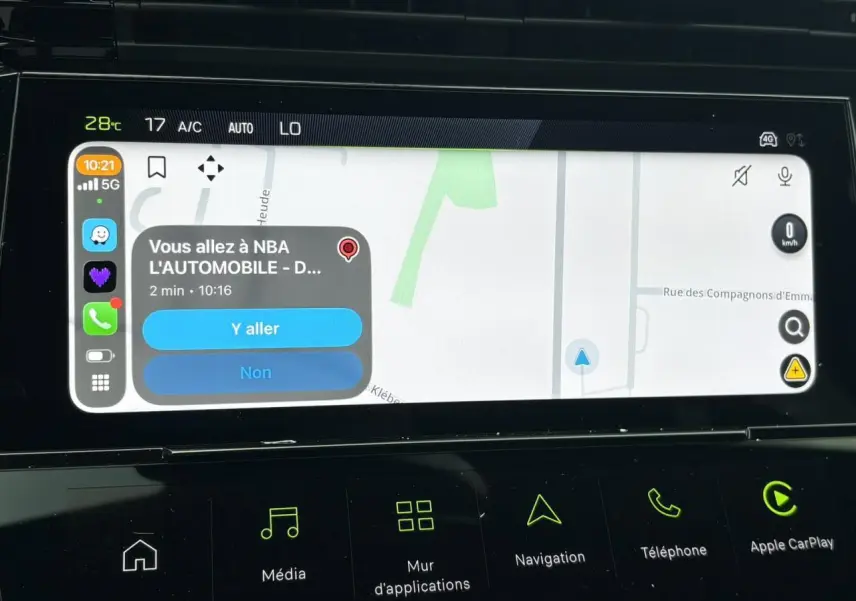 Écran tactile central du Peugeot 308 SW gris Sélénium, affichant la navigation avec interface Apple CarPlay.