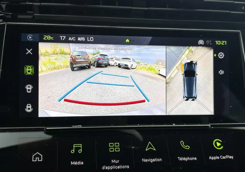 Écran de caméra de recul et vue 360° du Peugeot 308 SW gris Sélénium, affichage intérieur tableau de bord.