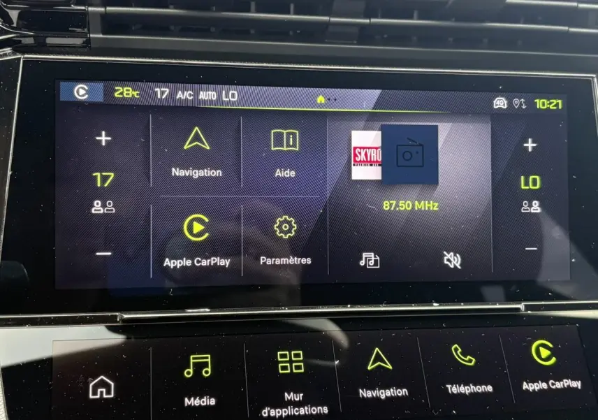Écran tactile central du tableau de bord de la Peugeot 308 SW Hybrid, affichant navigation et Apple CarPlay.