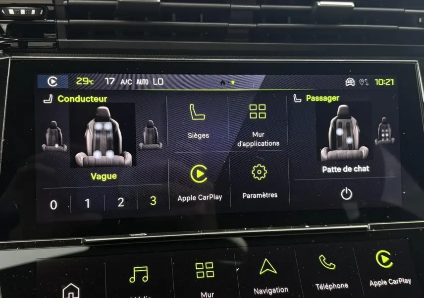 Écran tactile intérieur de la Peugeot 308 SW gris Sélénium, affichant les réglages des sièges conducteur et passager.