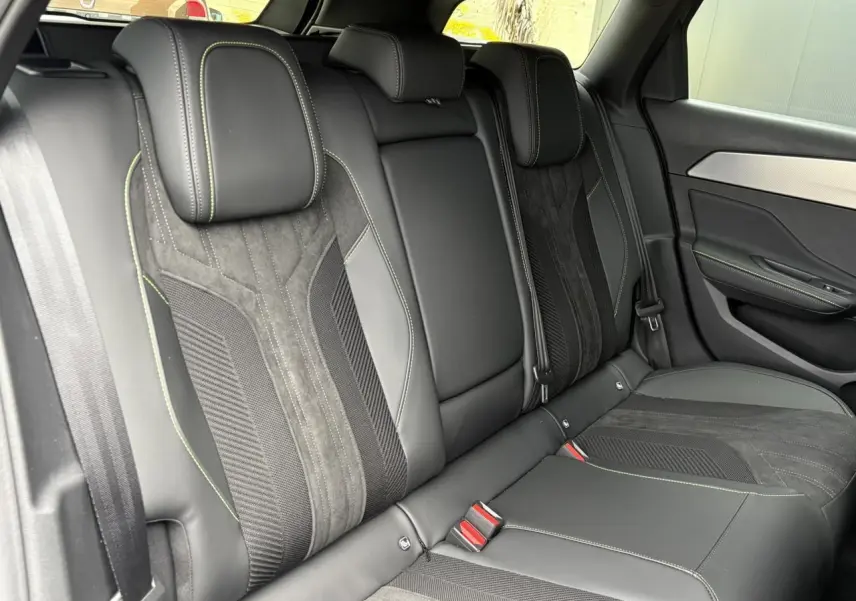 Vue intérieure côté droit des sièges arrière en Alcantara noir et cuir avec surpiqûres vert Adamite du Peugeot 308 SW 2026.