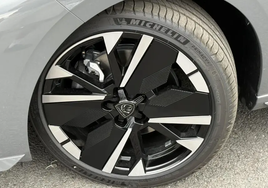 Gros plan sur la jante alliage bi-tons noir et argent de la Peugeot 308 SW gris Sélénium, avec pneu Michelin visible.
