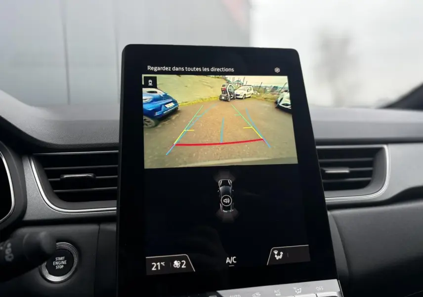 Écran central tactile montrant la caméra de recul du Renault Captur gris Cassiopée, intérieur avec tableau de bord noir.