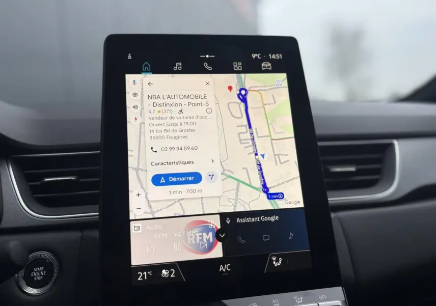 Écran tactile central 10,4" du Renault Captur TCE 100 Techno montrant la navigation GPS et commandes multimédia.
